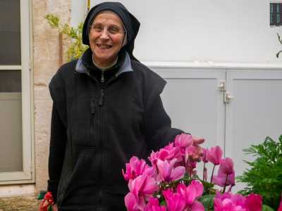 ...nel quale troviamo ad accoglierci l�87enne madre superiora Maria Lucilla Mennuni, in carica dal 1999, alle prese con i fiori di cui si occupa ogni giorno